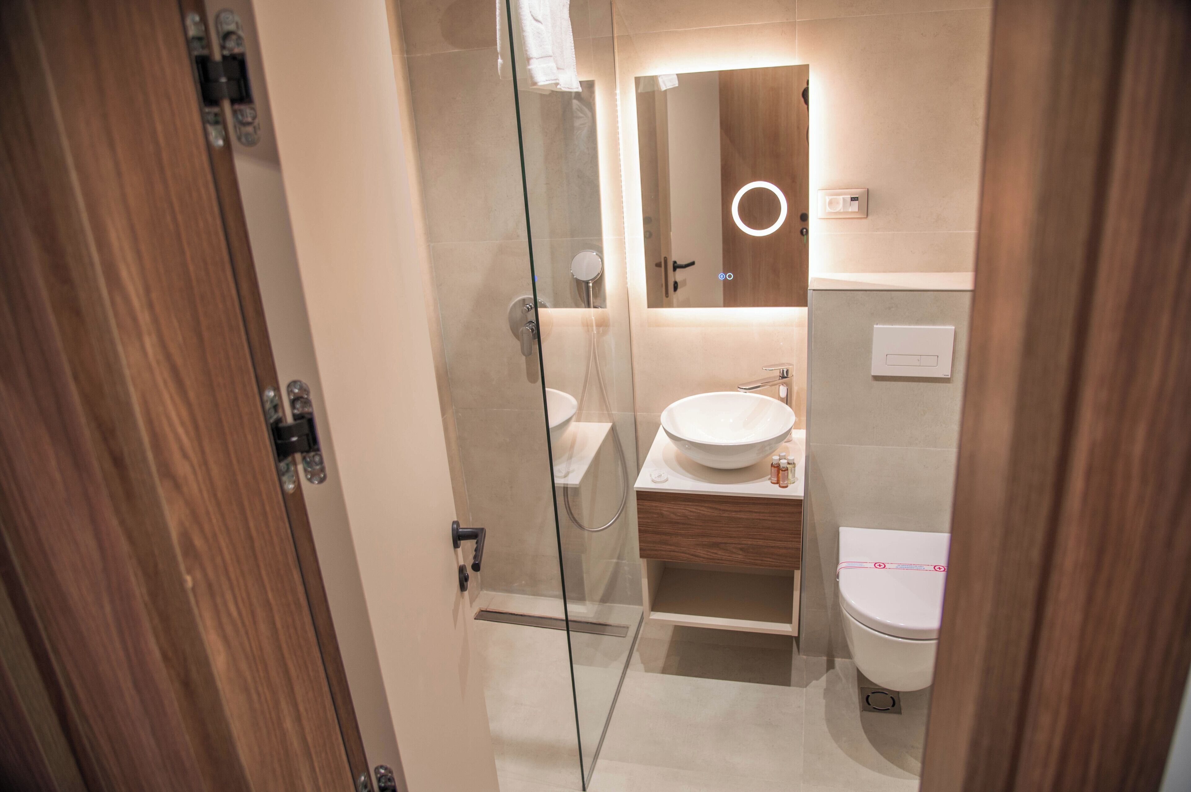 Gratis toiletartikelen, een haardroger, pantoffels, handdoeken