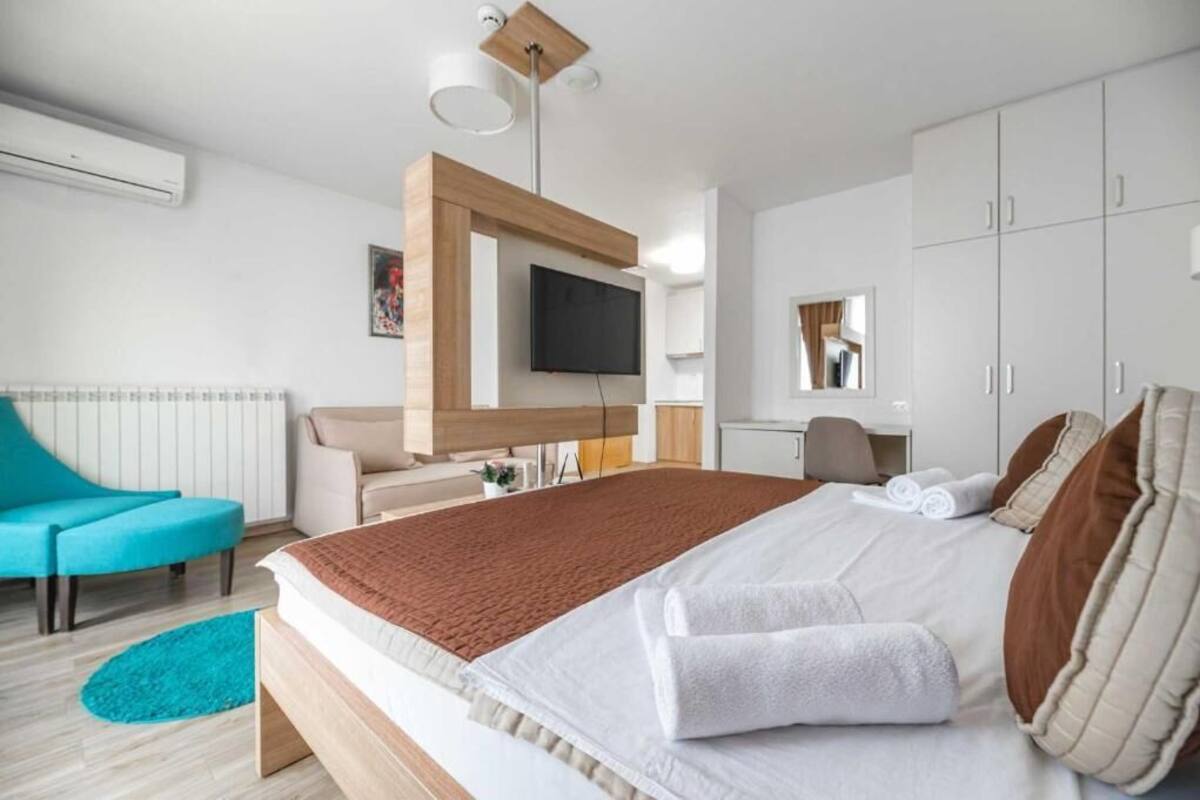 Superior Studio Suite, Balcony, City View | In-room safe, desk, laptop workspace, soundproofing