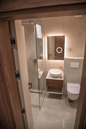 Standard Twin Room, Balcony, City View | Bathroom | Free toiletries, hair dryer, slippers, towels - Hotel Onogošt (Nikšić)