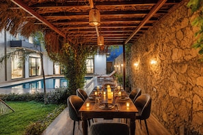 Outdoor dining - ELIVAAS Signature Angelos Farm 8BHK (Jaipur)