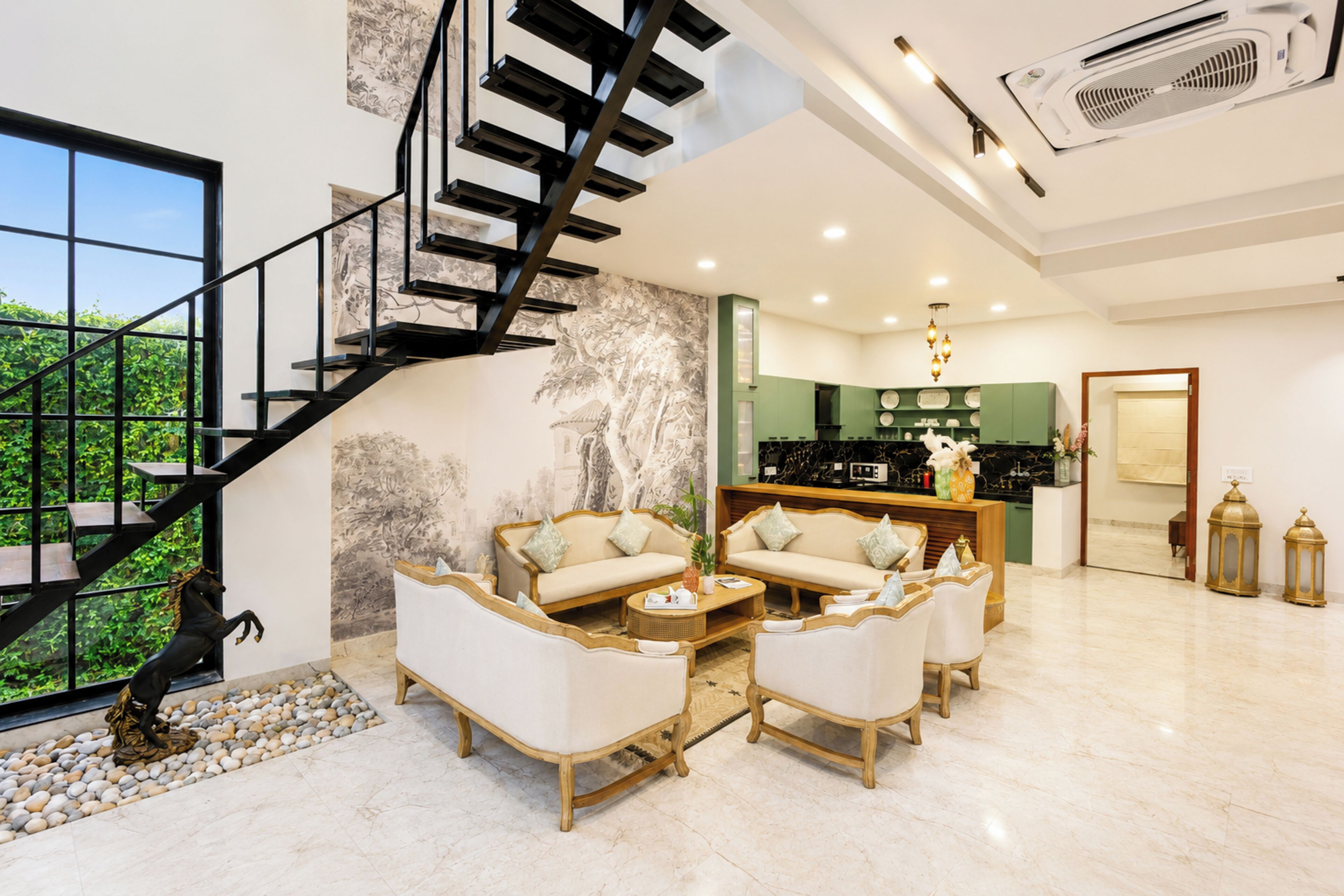 Um interior moderno com escada, área de estar, cozinha e vista para o verde.