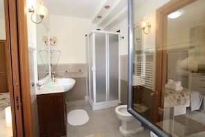 Comfort-Zimmer, Balkon | Badezimmer | Duschwanne, Haartrockner, Handtücher, Seife