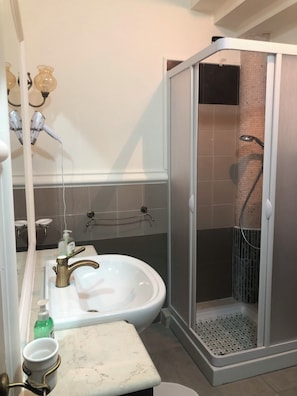 Ensemble douche/baignoire, sèche-cheveux, serviettes fournies, savon