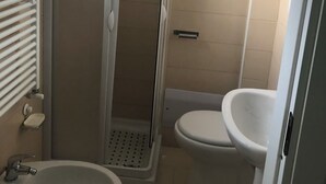 A bathroom with a shower enclosure, a sink, and a toilet. - B&B Sant'oronzo Turi (Turi)