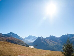 A mountainous landscape with a clear sky and a bright sun. - Chalet Fridi 4-Bettwohnung, Dusche, WC 4-Bettwohnung Erdgeschoss by Interhome (Rosswald)