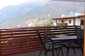 Outdoor dining - Apartment 'Draxlhof Apfelblüte' with Mountain View, Private Terrace and Wi-Fi (Latsch)