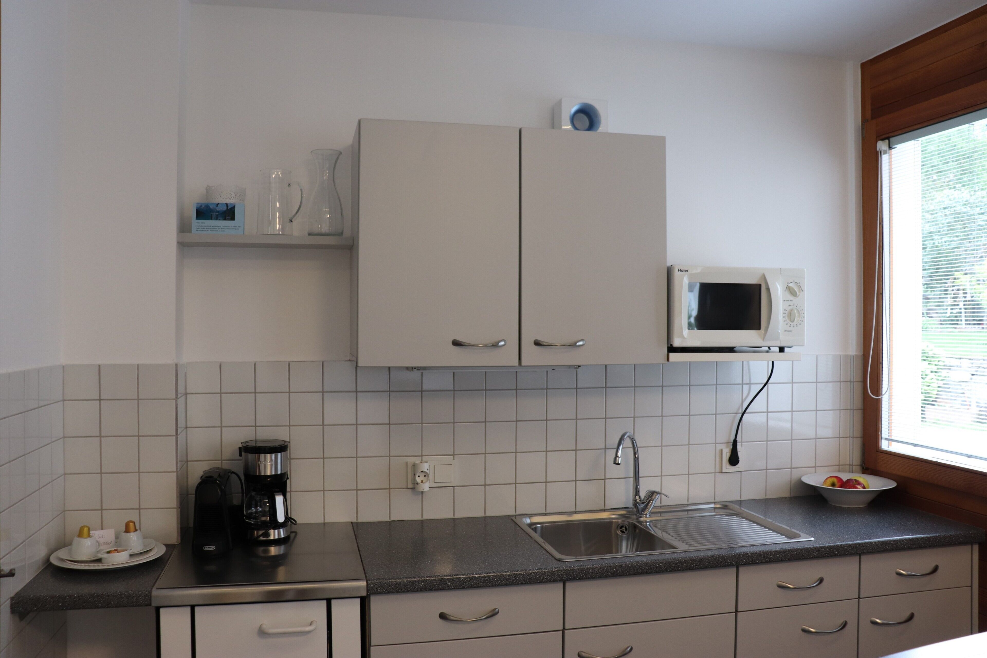 Cafetière/bouilloire, réfrigérateur, micro-ondes, plaque de cuisson