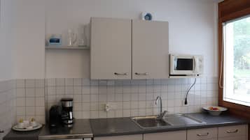 Cafetière/bouilloire, réfrigérateur, micro-ondes, plaque de cuisson