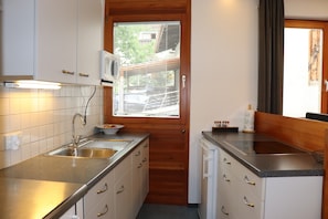 Wasserkocher mit Kaffee-/Teezubehör, Kühlschrank, Mikrowelle, Herdplatte