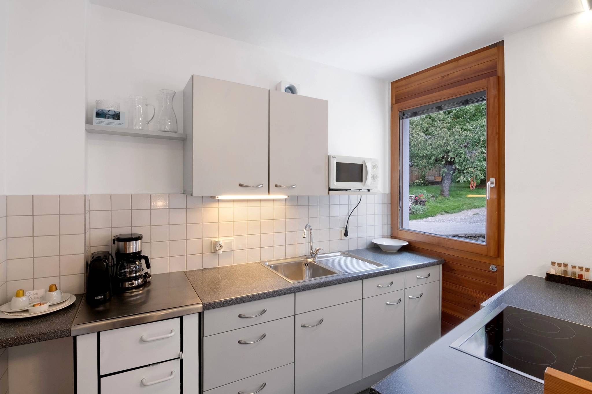 Coffee/tea maker, fridge, microwave, stovetop