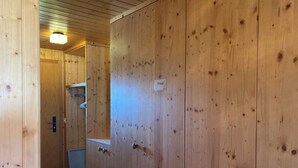 En trægang med et skilt, der siger 'Privat', der angiver et privat værelse.