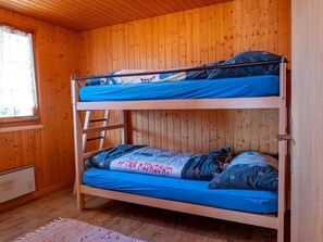 A bunk bed room with wooden walls and a window. - Chalet Valeria 4-Bettwohnung, Parterre, 2 Schlafräume Valeria EG by Interhome (Rosswald)