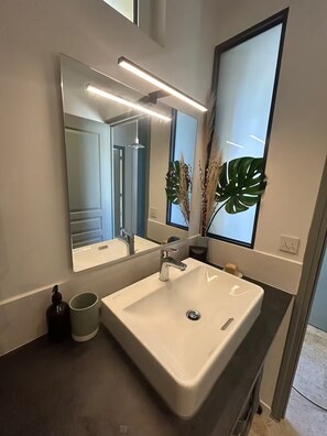 Dusche, Haartrockner, Handtücher, Seife