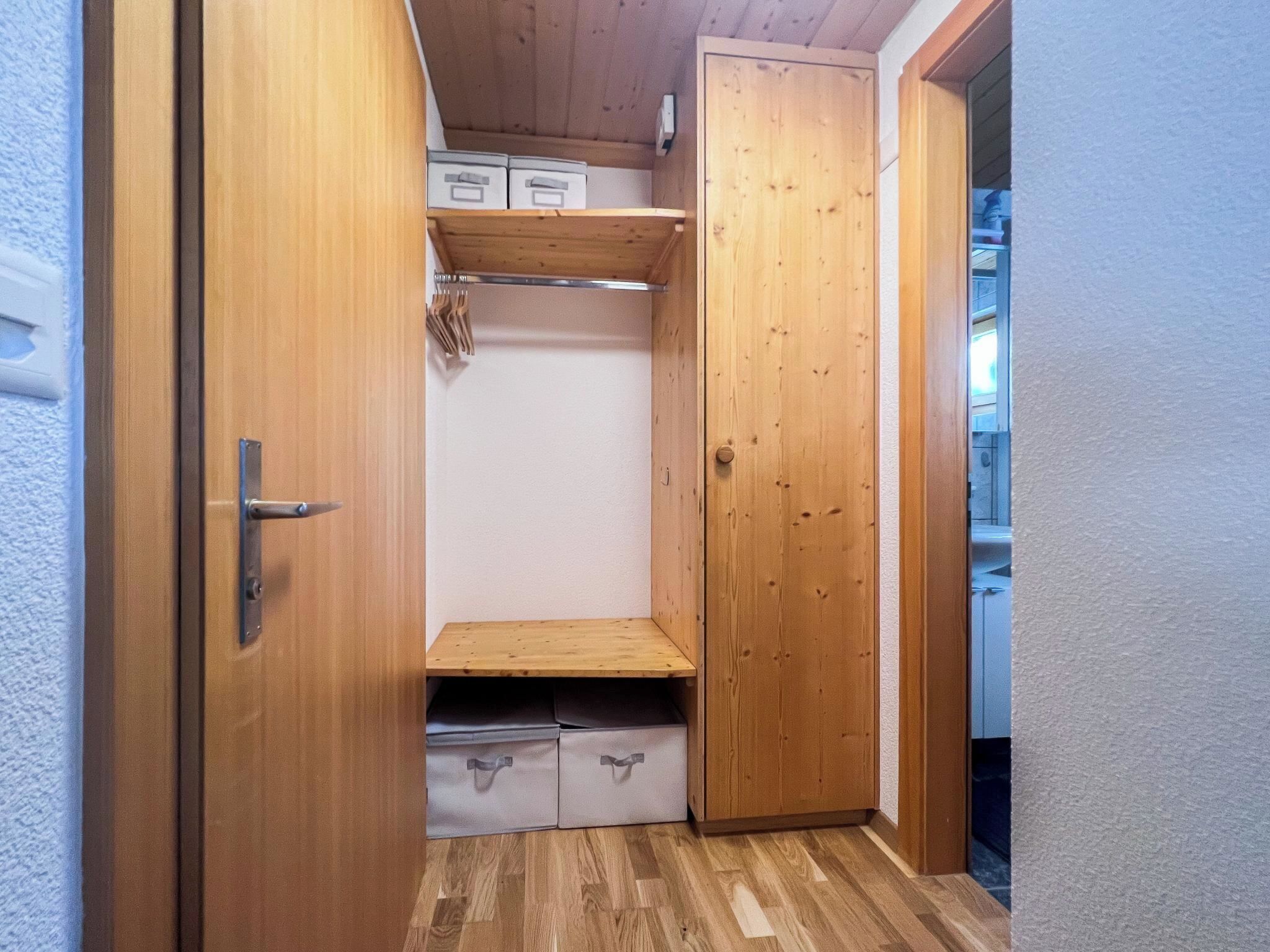Un armario de madera con estantes y una puerta.