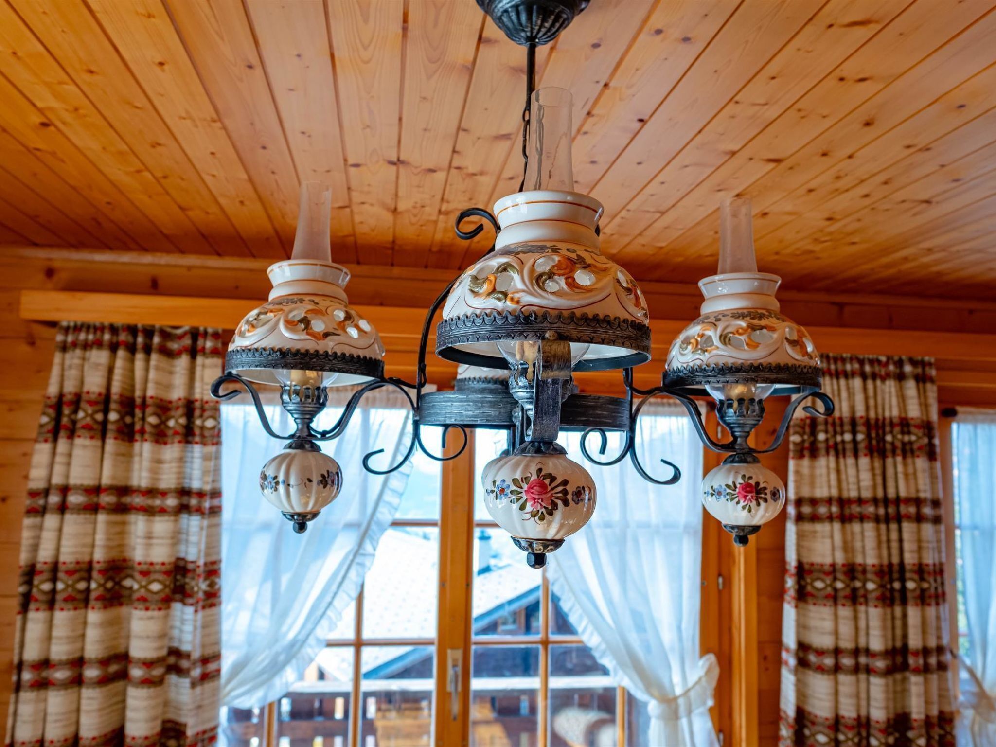 Un plafond en bois orné d’un lustre.
