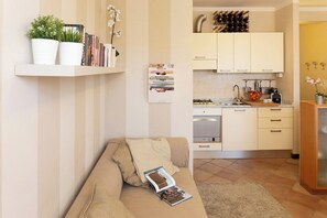 A modern living room with a sofa, a magazine, and a coffee table. - Apartment in Lucca with private furnished terrace (Lucca)