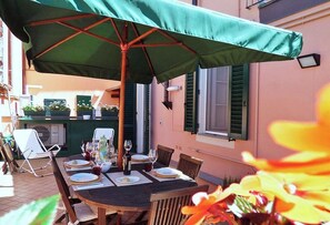 Outdoor dining - Apartment in Lucca with private furnished terrace (Lucca)
