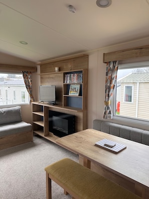 Fireplace - Cabin Sleeps 8 With Indoor Pool (Weymouth)