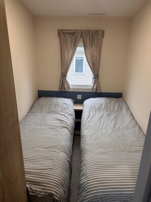 3 bedrooms, iron/ironing board, free WiFi, bed sheets - Cabin Sleeps 8 With Indoor Pool (Weymouth)