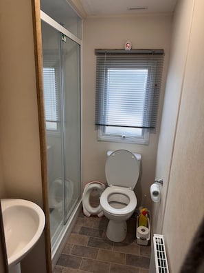 Shower, towels - Cabin Sleeps 8 With Indoor Pool (Weymouth)