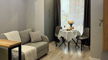 Comfort Apartment, 1 Queen Bed with Sofa bed, Non Smoking | Living area