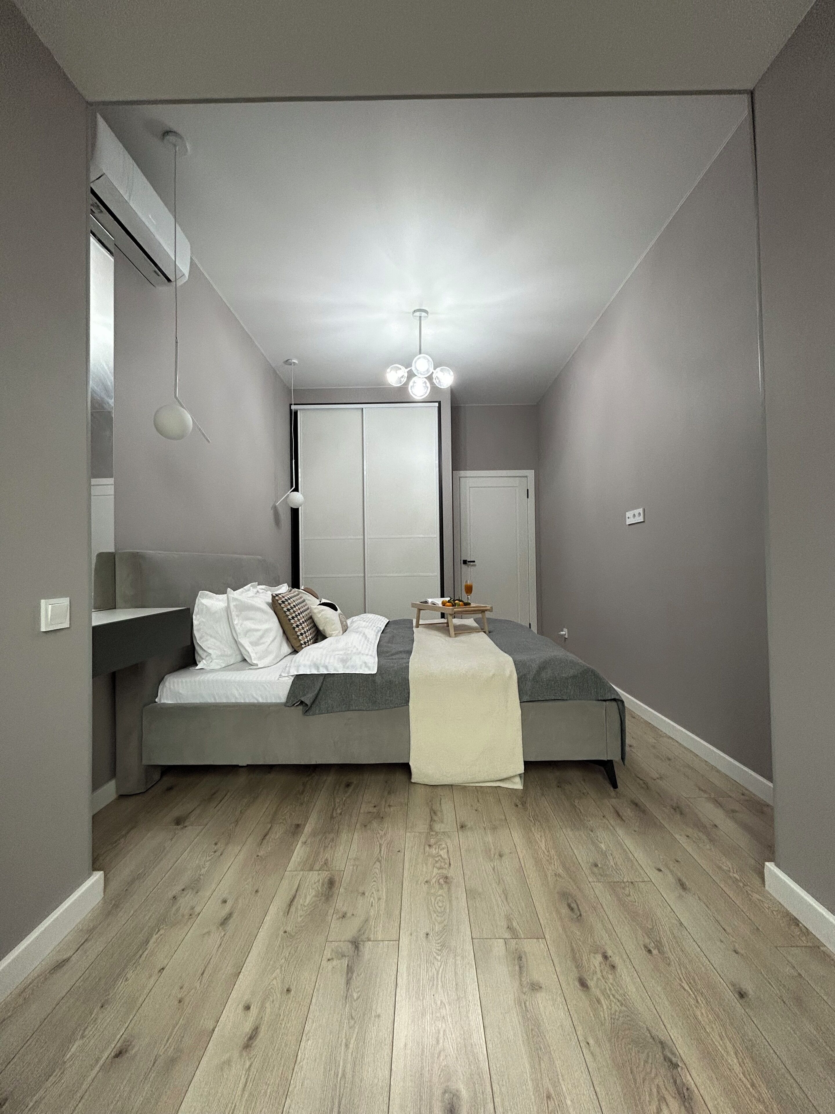 Un dormitorio con cama, mesita de noche y armario.