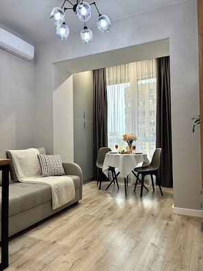 Căn hộ tiện nghi đơn giản, 1 giường cỡ queen và sofa giường, không hút thuốc | Khu ăn uống