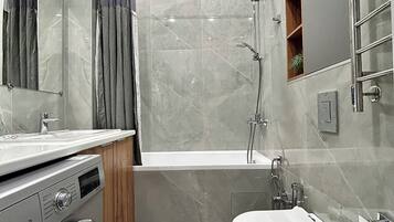 Comfort Apartment, 1 Queen Bed with Sofa bed, Non Smoking | Bathroom | Slippers