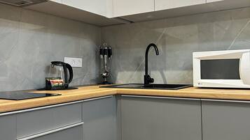 Comfort Apartment, 1 Queen Bed with Sofa bed, Non Smoking | Private kitchen