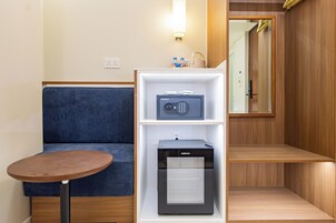 Habitación doble, sin ventanas | Minibar, caja fuerte, wifi gratis y ropa de cama