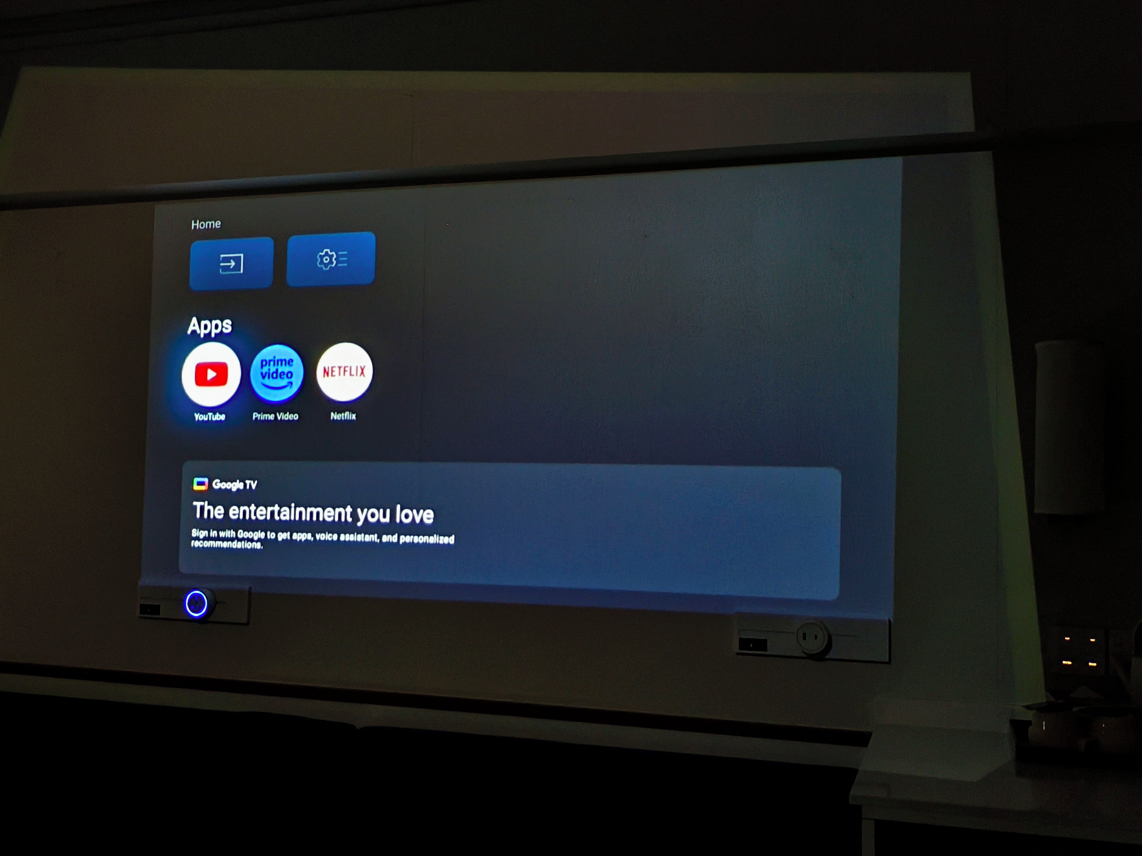 Una pantalla digital con iconos de aplicaciones para YouTube, Prime Video y Netflix.