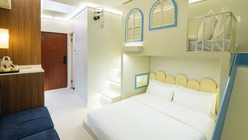 Deluxe Family Room (Skywell) | Minibar, in-room safe, WiFi (free), bed sheets