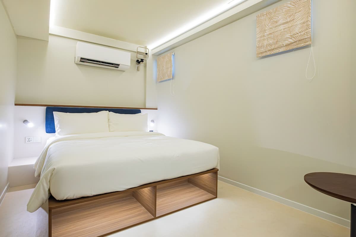 Habitación doble, sin ventanas | Minibar, caja de seguridad en la habitación, wifi gratis y ropa de cama