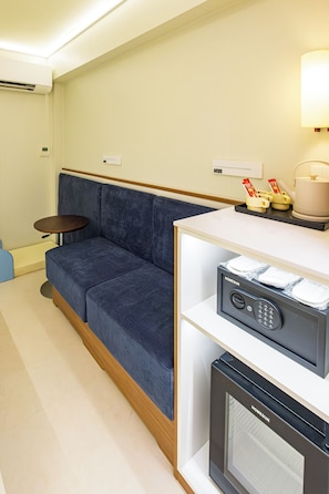 Habitación triple familiar | Minibar, caja de seguridad en la habitación, wifi gratis y ropa de cama