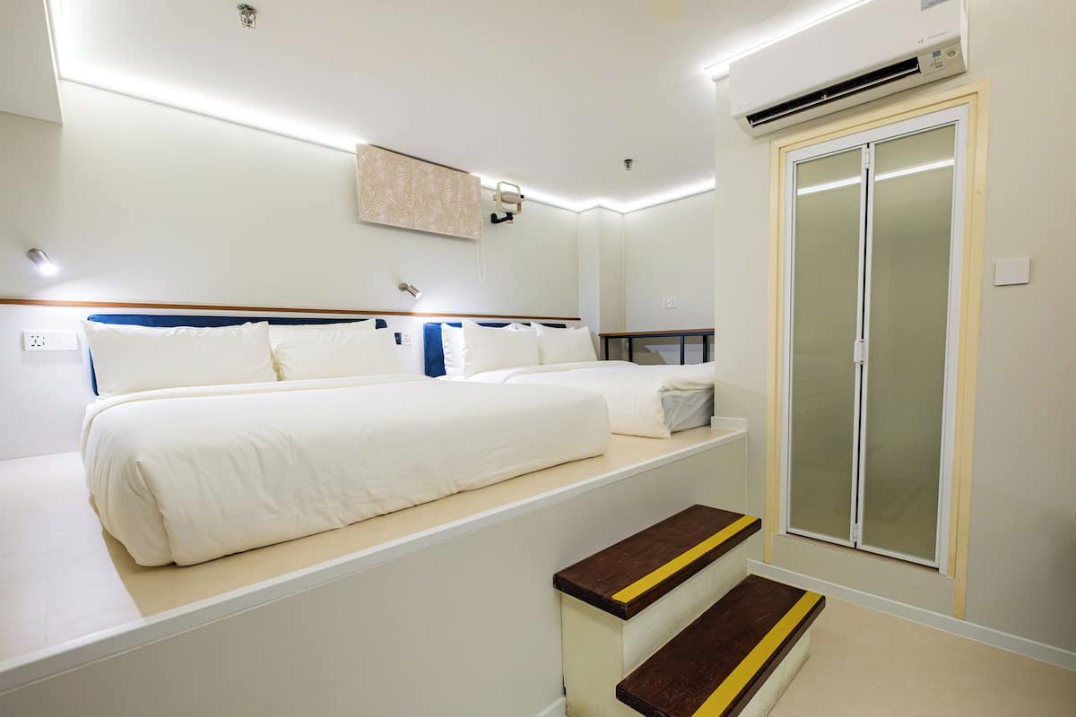Habitación cuádruple familiar | Minibar, caja de seguridad en la habitación, wifi gratis y ropa de cama
