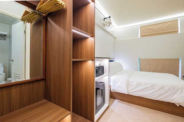 Family Suite | Minibar, in-room safe, WiFi (free), bed sheets