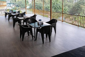 Outdoor dining - Green Ganga Resort (Rishikesh)