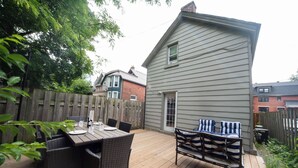 Outdoor dining - Cozy Glebe Coach house perfect for smaller families (Ottawa)