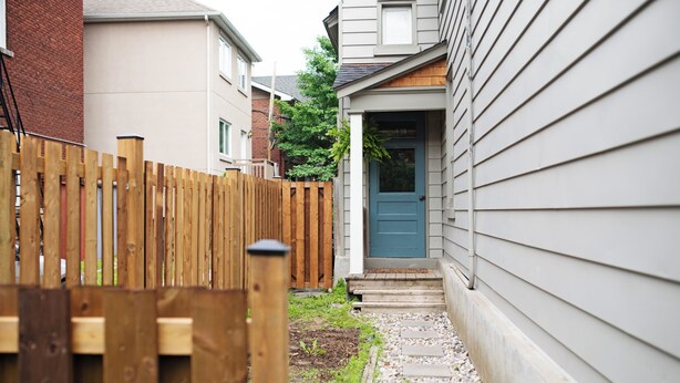 Property grounds - Cozy Glebe Coach house perfect for smaller families (Ottawa)