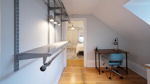 Room - Cozy Glebe Coach house perfect for smaller families (Ottawa)