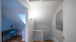 Interior - Cozy Glebe Coach house perfect for smaller families (Ottawa)