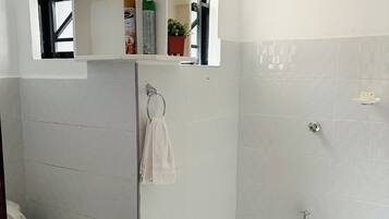 Toalhas de banho, sabonete, papel higiênico