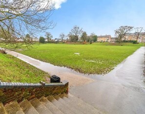 The park and green are a short walk from the house, with homes beyond. - 3-Bed House Sleeps 5 · Free Parking · Walk to Southampton Common (Shirley)