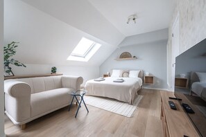 Een strijkplank/strijkijzer, wifi, beddengoed