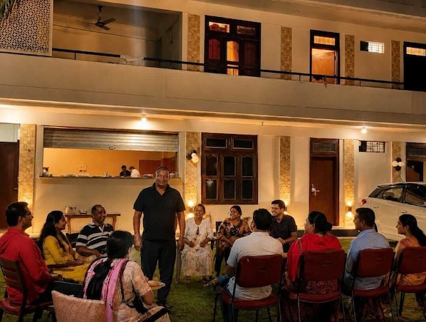 Habitación | Restaurante al aire libre