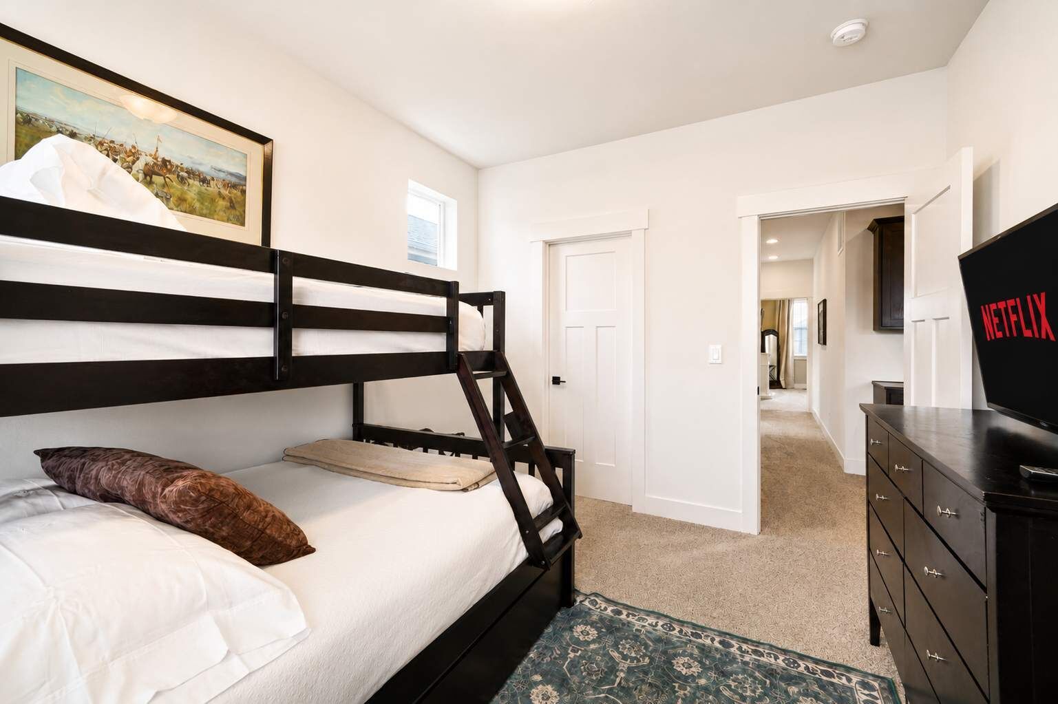 3 habitaciones, tabla de planchar con plancha, wifi y ropa de cama 