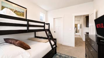 3 habitaciones, tabla de planchar con plancha, wifi y ropa de cama