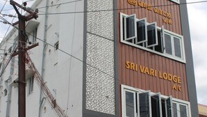 A multi-story building with a sign for Sri Vari Lodge A/C. - Srivari Lodge (Aarkadu)