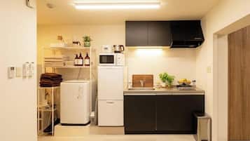 冷蔵庫、電子レンジ、コンロ、調理器具と食器