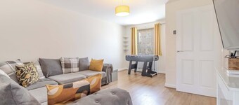 Spacious and Cosy 3-bed Home in Bedford by Renzo, Free Parking, Close to A6